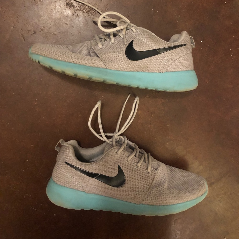 Nike roshe run tennis shoes